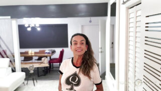 Brat rucha w dupę amatorkę z dużym łechtaczką, Amerykańską MILF Karlę Insatiable i daje jej brudny wytrysk przez BBC