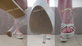 viens, devant moi, a 4 pattes et nettoie mes chaussures , enfonce bien mes ...