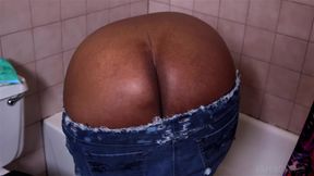 JIGGLE CRACK TUB SCRUBBER : BIG BOOTY AFRICAN CLEANING LADY CLEANS bathtub BENT OVER jiggling butt crack with jeans super low + HAIRY ASS CRACK close ups 4K HD