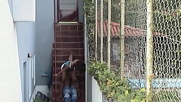 Corno desconfia da mulher e filma a vagabunda dando para o jardineiro