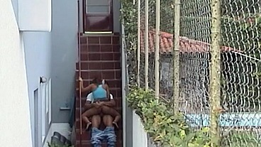 Corno desconfia da mulher e filma a vagabunda dando para o jardineiro