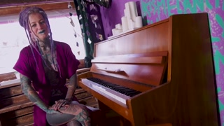 Anuskatzz like to introduce herself !