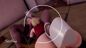 Trans juguetona comiendo con ganas