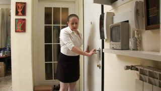 Alice Cortesi cu țâțe mari și ciorapi în ciorapi este futută zdravăn în cur și tachinată în vulvă păroasă