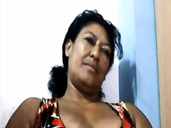 Mature Mom Show tits and lick her nip slip