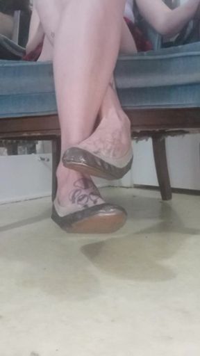 Leg Cross Toe Wiggle -No Panty Surprise