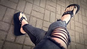 I show my feet in public on the street