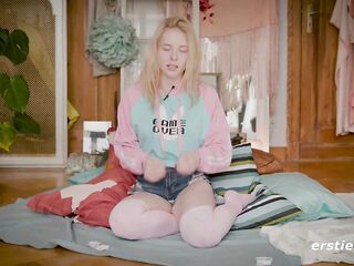 Ersties - Gurke und Küchenutensilien bringen Mia A zum Orgasmus