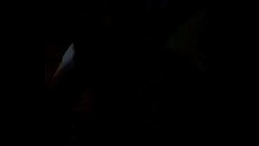 CORNO FILMOU A ESPOSA EMPINADA NA PRAIA, EU SOCANDO FORTE NA AREIA ENQUANTO ELA GRITAVA &ldquo_FILMA COMO EU GOZO NA PICA DELE