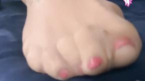 ”Biancaneve in collant ti seduce con i piedi”