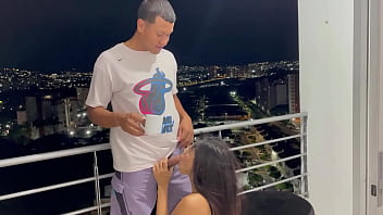 Vecina latina me pide que le de una gran follada en su comedor mientras su marido esta de viaje