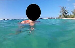 Meine versaute Frau zeigt unter Wasser ihren geilen Korper.