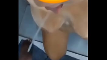 Voc&ecirc_s corno, deixam a esposa de voc&ecirc_s beber o mijo do comedor