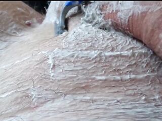 big beautiful woman Schlampe macht Rasur Versuch two ** der Rasierer **