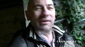 salope donne son cul sans capote a une grosse bite