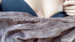 Büyük klitorisli olgun Arap kızın kendi göt deliğini becerdiği ev yapımı klip