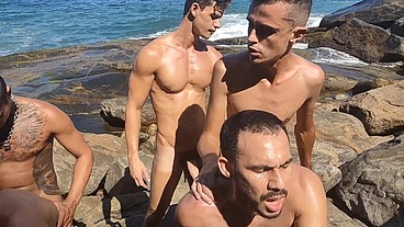 FIZEMOS UMA SURUBA BAREBACK NA PRAIA DE ABRICÓ, MARC FERRI, RENBRI CARIOCA, PIGBOY, ANDER HARD E AMIGOS