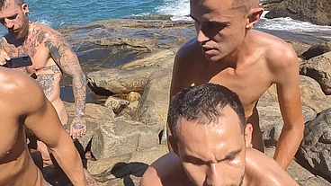 FIZEMOS UMA SURUBA BAREBACK NA PRAIA DE ABRICÓ, MARC FERRI, RENBRI CARIOCA, PIGBOY, ANDER HARD E AMIGOS