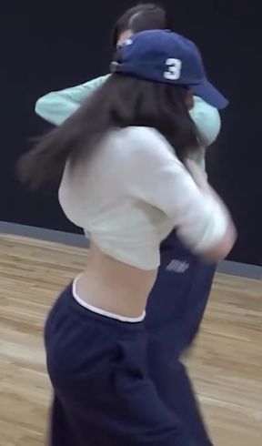 K-pop babe shows off her belly button