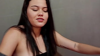 Mi linda hermanastra se viene a chorros mientras yo le hago unas fotografias muy sensuales para yo maturbarme.