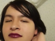 Femboy lde cabello lindo usando el labial de su madre