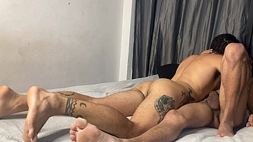 Dois roludos se pegando e metendo forte