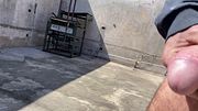 Inspeccionando la terraza en la obra
