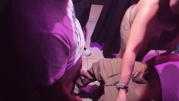 Danabarzagli - delicioso gang bang en cabinas 4 vergas para mí solita y cuatro cuernos para mi esposo