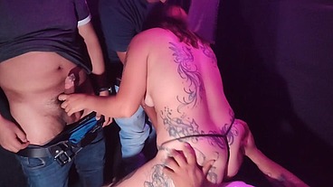 Danabarzagli - delicioso gang bang en cabinas 4 vergas para mí solita y cuatro cuernos para mi esposo