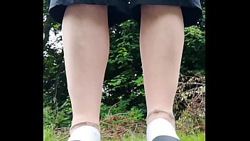 In Latschen und wei&szlig_en Socken in der Natur