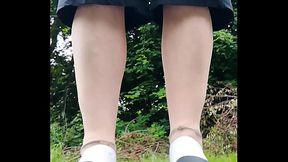 In Latschen und wei&szlig_en Socken in der Natur