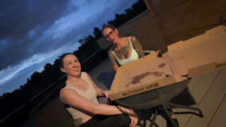 Getatoeëerde MILF met een grote kont wordt anaal gepenetreerd in de doggy-style positie door een enorme lul tijdens een amateur trio, eindigend met sperma in haar mond.