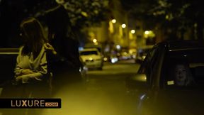 Claire unter Anias Latex würgt sich zum Schwanzstauern bis zum Spritztod versklavt in 3some