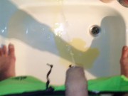 Drecksau pisst einfach in die Dusche