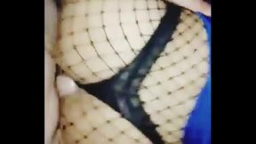 Travesti puta culona follada en 4 con medias de red y la tanga puesta