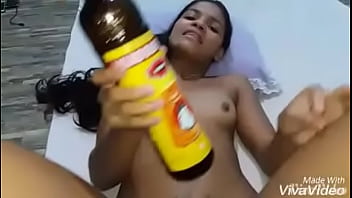 Novinha batendo siririca