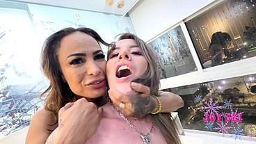 BLONDE AND BRUNETTE RUBBING INTENSELY UNTIL THEY CUM