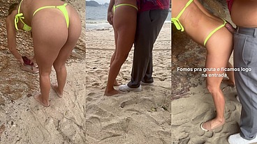 Belinha dando na praia movimentada dentro da gruta