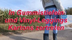 Crushing boxes in wellies and vinyl leggings - In Gummistiefeln und Vinyl Leggings Kartons zertreten