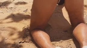 Ladysilva crossdresser na praia exibindo sua bunda bronzeada