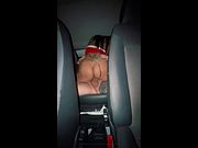 Mi mejor amiga se siente triste y la convencí de follar en el coche (Nos pillan en la vía publica)