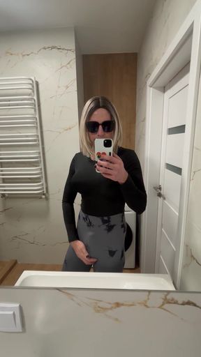 Hot girl masturbates