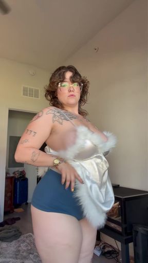 Female Onlyfans Model in Curvy Body Type