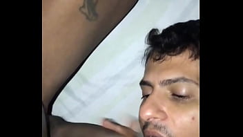 Fui dormir na casa do meu amigo neg&atilde_o e quando ele chegou me botou pra mamar a pica dele e me fez de putinha