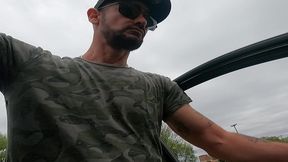 joven twink no tiene como pagar la multa del militar asi que decide follarselo - pendejo le chupa la polla a militar uniformado armado