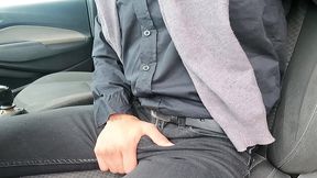 joven twink no tiene como pagar la multa del militar asi que decide follarselo - pendejo le chupa la polla a militar uniformado armado