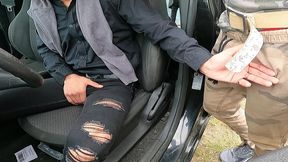 joven twink no tiene como pagar la multa del militar asi que decide follarselo - pendejo le chupa la polla a militar uniformado armado