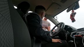 joven twink no tiene como pagar la multa del militar asi que decide follarselo - pendejo le chupa la polla a militar uniformado armado