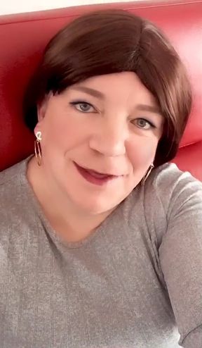 Nicki-Crossdress kisses and sexy greetings