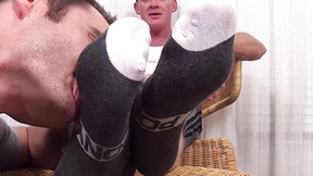 Muscular hunk receives feet worshiping from his BF